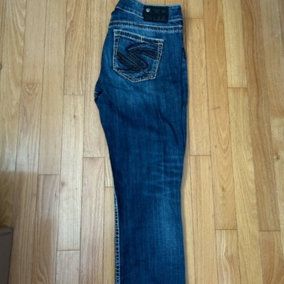 Silver Jeans (Suki Capri) Size 28, Blue - Picture 3 of 5